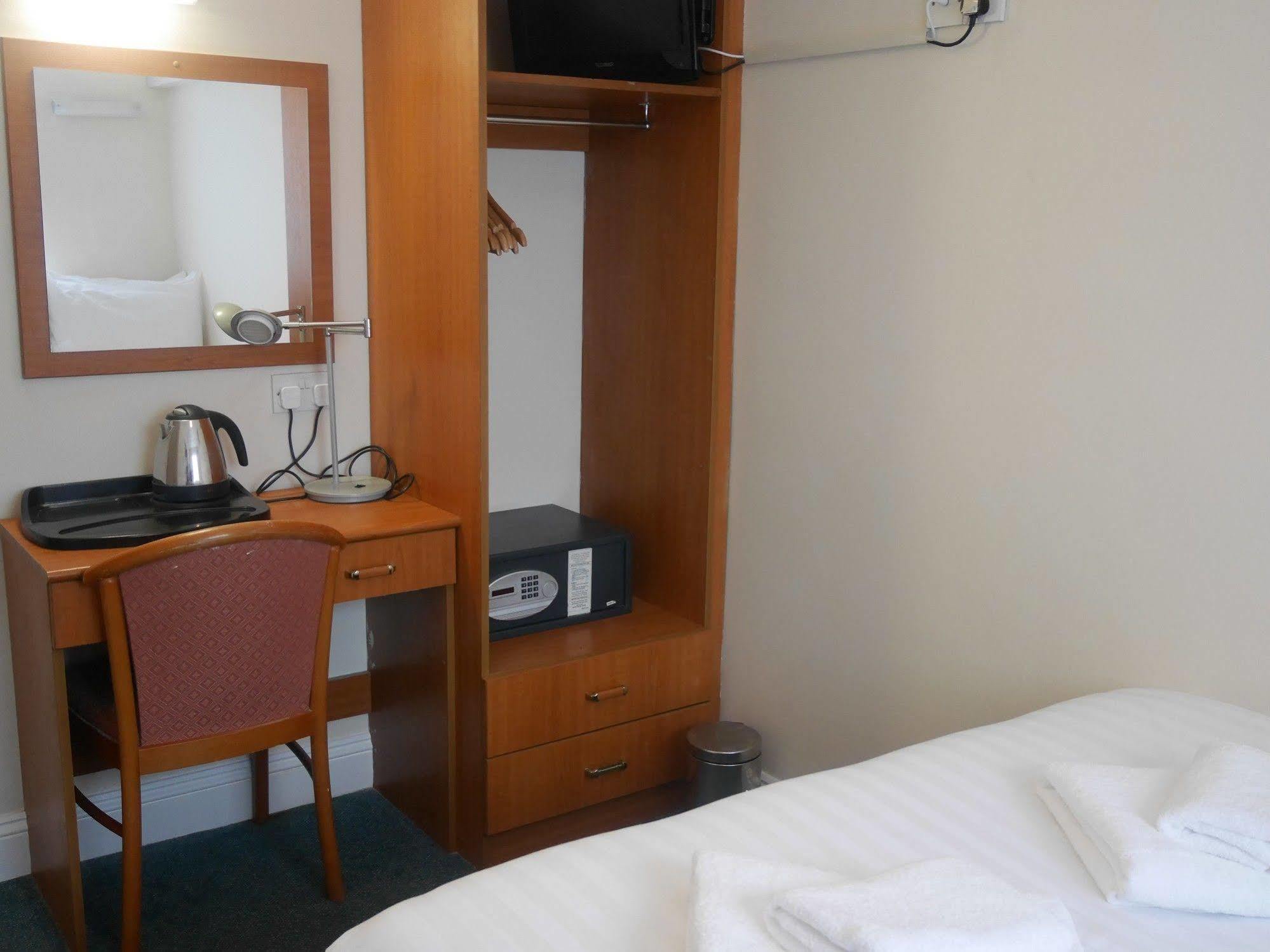 Sk Heathrow Hotel Hayes  Dış mekan fotoğraf