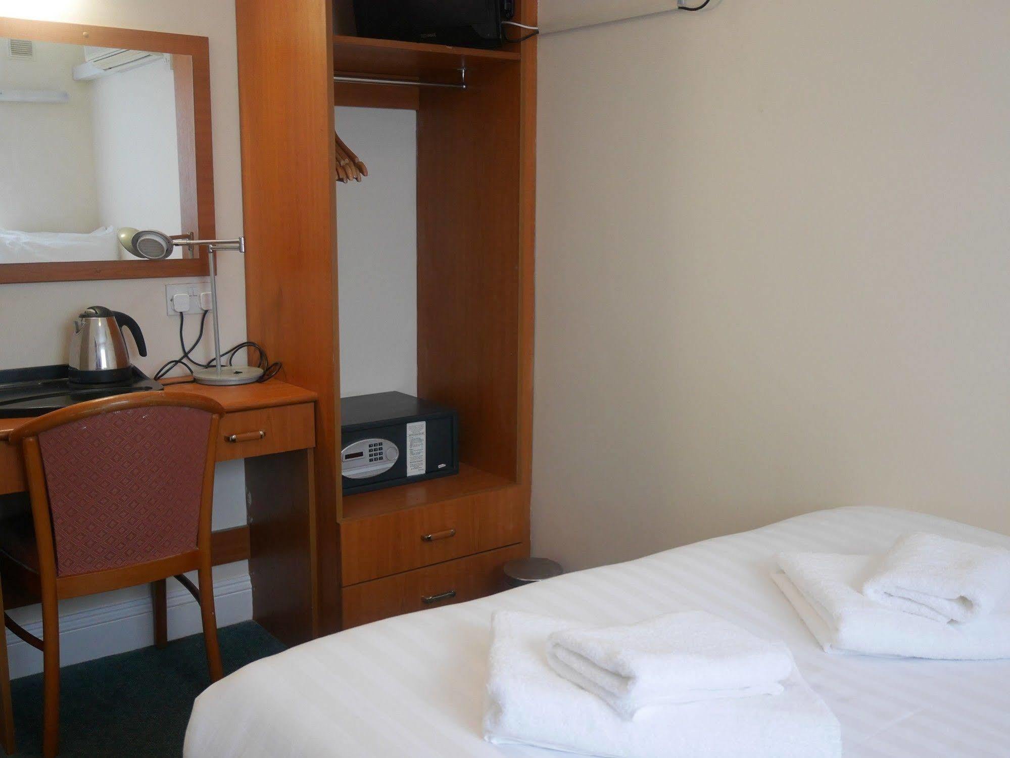 Sk Heathrow Hotel Hayes  Dış mekan fotoğraf
